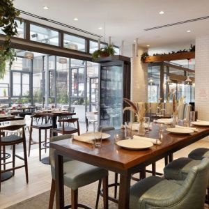 Dining area with natural light at Innside By Melia New York Nomad.