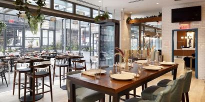 Dining area with natural light at Innside By Melia New York Nomad.