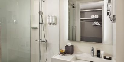 Guest bathroom with shower at Innside By Melia New York Nomad.