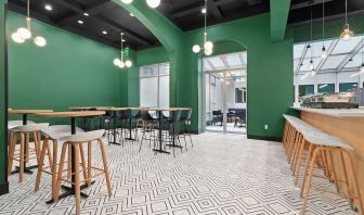 Dining area perfect for coworking at Holiday Inn Manhattan 6th Ave - Chelsea.