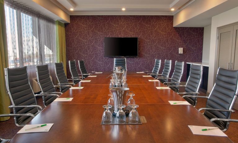 Professional meeting room at Holiday Inn Toronto International Airport.