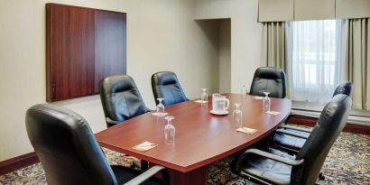 Professional meeting room at Staybridge Suites Oakville-Burlington.