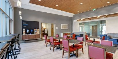 Restaurant area at Holiday Inn Express Kingston West.