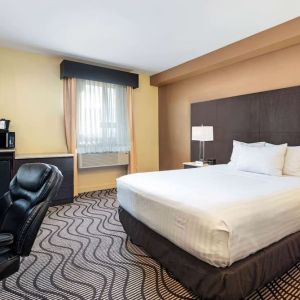 Day use room with TV, work desk, mini bar, microwave, coffee maker and private bathroom at La Quinta Inn & Suites By Wyndham Oshawa.