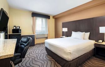 Day use room with TV, work desk, mini bar, microwave, coffee maker and private bathroom at La Quinta Inn & Suites By Wyndham Oshawa.