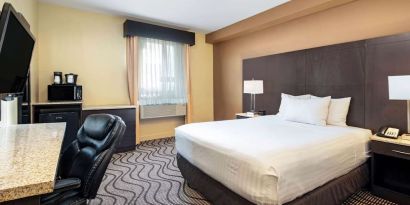 Day use room with TV, work desk, mini bar, microwave, coffee maker and private bathroom at La Quinta Inn & Suites By Wyndham Oshawa.