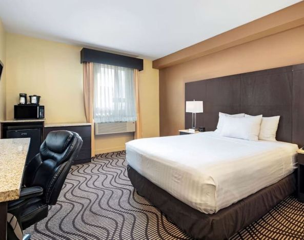 Day use room with TV, work desk, mini bar, microwave, coffee maker and private bathroom at La Quinta Inn & Suites By Wyndham Oshawa.