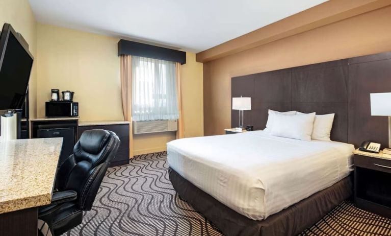 Day use room with TV, work desk, mini bar, microwave, coffee maker and private bathroom at La Quinta Inn & Suites By Wyndham Oshawa.