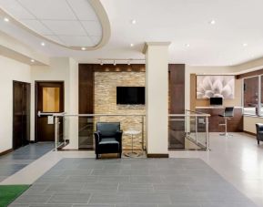 Hotel lobby with lounge area and workspace at La Quinta Inn & Suites By Wyndham Oshawa.