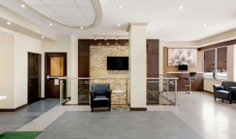 Hotel lobby with lounge area and workspace at La Quinta Inn & Suites By Wyndham Oshawa.