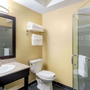 Private guest bathroom at La Quinta Inn & Suites By Wyndham Oshawa.