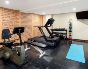 Fully equipped fitness center at La Quinta Inn & Suites By Wyndham Oshawa.