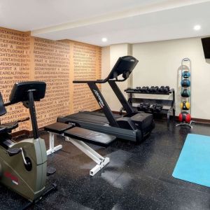 Fully equipped fitness center at La Quinta Inn & Suites By Wyndham Oshawa.