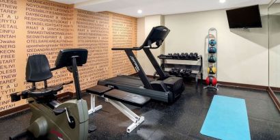 Fully equipped fitness center at La Quinta Inn & Suites By Wyndham Oshawa.