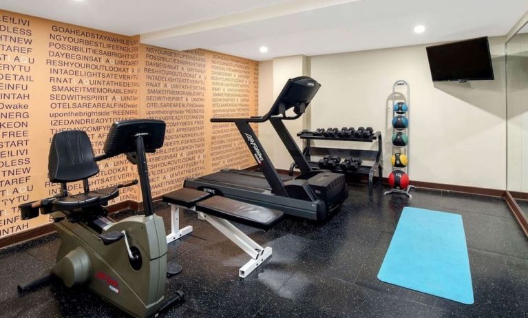 Fully equipped fitness center at La Quinta Inn & Suites By Wyndham Oshawa.