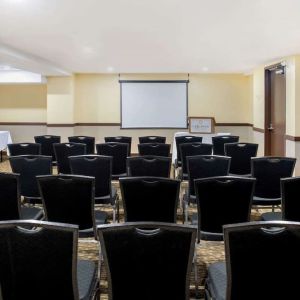 Conference room at La Quinta Inn & Suites By Wyndham Oshawa.