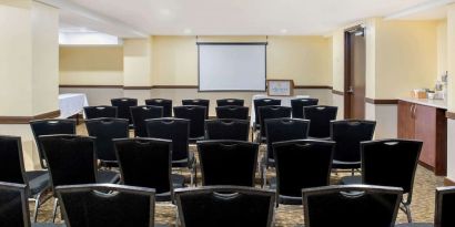 Conference room at La Quinta Inn & Suites By Wyndham Oshawa.