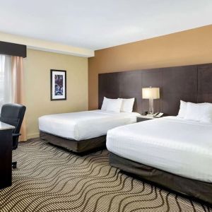 Day use twin room with TV, work desk and private bathroom at La Quinta Inn & Suites By Wyndham Oshawa.