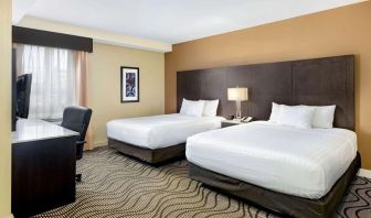 Day use twin room with TV, work desk and private bathroom at La Quinta Inn & Suites By Wyndham Oshawa.