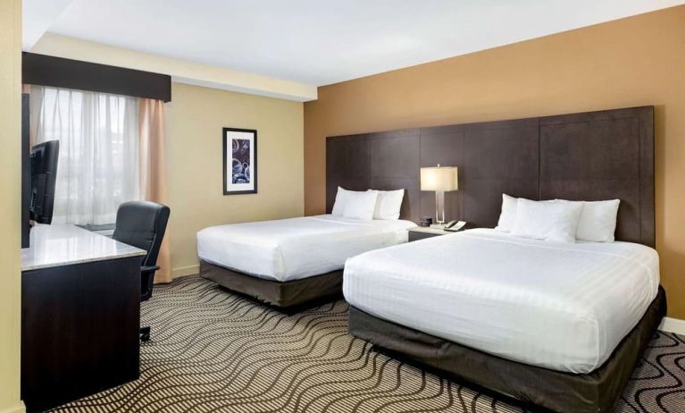 Day use twin room with TV, work desk and private bathroom at La Quinta Inn & Suites By Wyndham Oshawa.