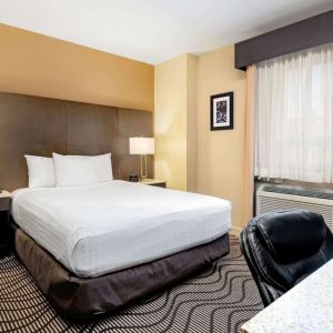 Day use room with work desk and private bathroom at La Quinta Inn & Suites By Wyndham Oshawa.