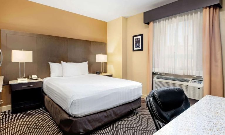 Day use room with work desk and private bathroom at La Quinta Inn & Suites By Wyndham Oshawa.