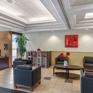 Hotel lobby with lounge area and work station at Quality Hotel & Suites Montreal East.