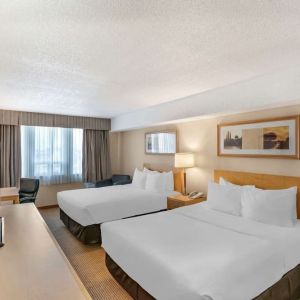 Day use twin room with TV, work desk and private bathroom at Quality Hotel & Suites Montreal East.