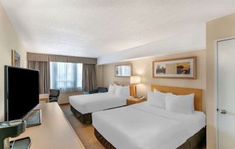 Day use twin room with TV, work desk and private bathroom at Quality Hotel & Suites Montreal East.