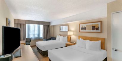 Day use twin room with TV, work desk and private bathroom at Quality Hotel & Suites Montreal East.