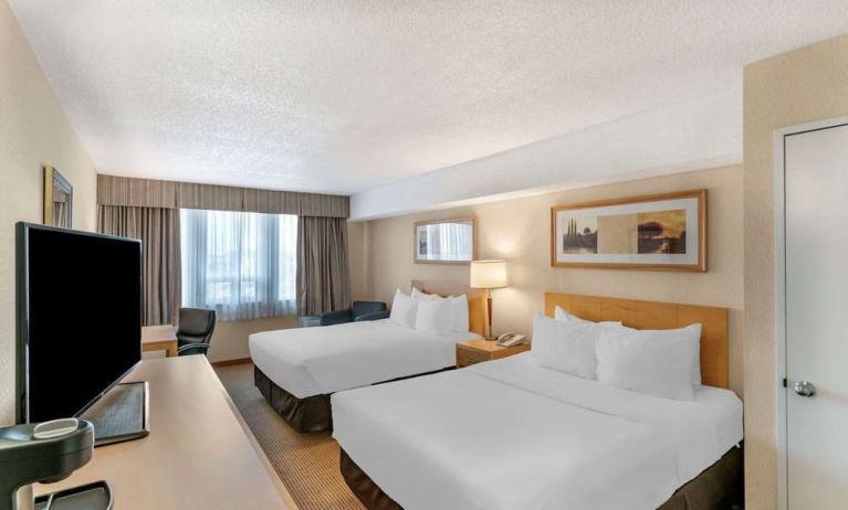 Day use twin room with TV, work desk and private bathroom at Quality Hotel & Suites Montreal East.