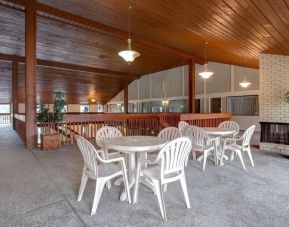 Lounge area at Days Inn Vernon.