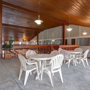 Lounge area at Days Inn Vernon.