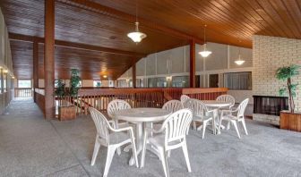 Lounge area at Days Inn Vernon.