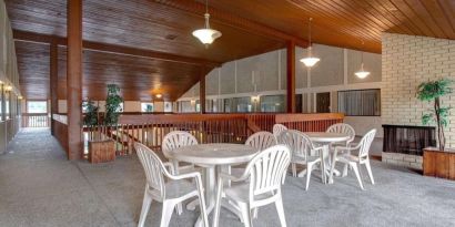 Lounge area at Days Inn Vernon.