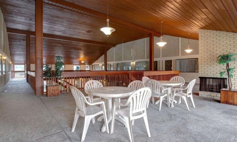 Lounge area at Days Inn Vernon.