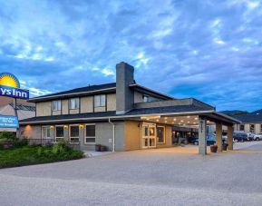 Hotel exterior and parking area at Days Inn Vernon.