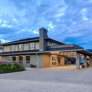 Hotel exterior and parking area at Days Inn Vernon.