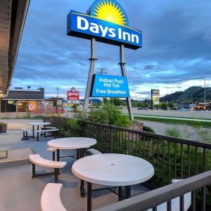 Hotel exterior with sitting area at Days Inn Vernon.