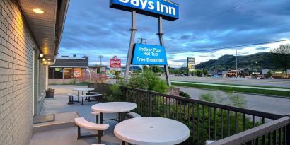 Hotel exterior with sitting area at Days Inn Vernon.