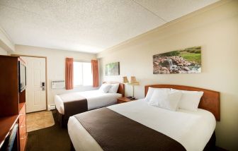 Bright and spacious day use twin room with TV, work desk and private bathroom at Riviera Motor Inn.