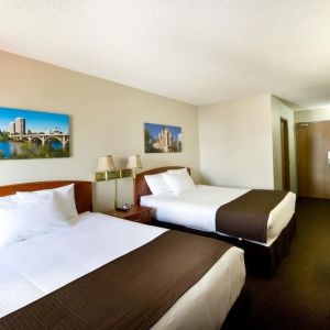 Day use twin room with TV, work desk and private bathroom at Riviera Motor Inn.