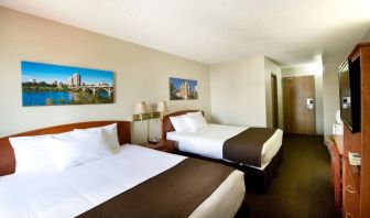 Day use twin room with TV, work desk and private bathroom at Riviera Motor Inn.