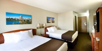 Day use twin room with TV, work desk and private bathroom at Riviera Motor Inn.