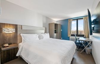 Day use room with natural light at Holiday Inn Express & Suites Bronx.