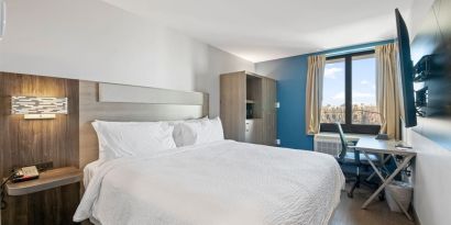 Day use room with natural light at Holiday Inn Express & Suites Bronx.