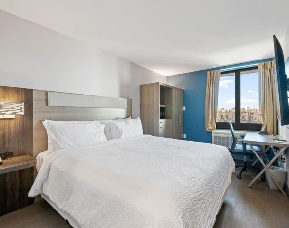 Day use room with natural light at Holiday Inn Express & Suites Bronx.