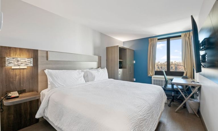 Day use room with natural light at Holiday Inn Express & Suites Bronx.