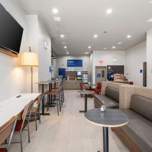 Dining and coworking space at Holiday Inn Express & Suites Bronx.