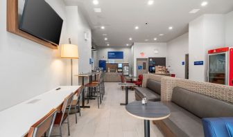 Dining and coworking space at Holiday Inn Express & Suites Bronx.